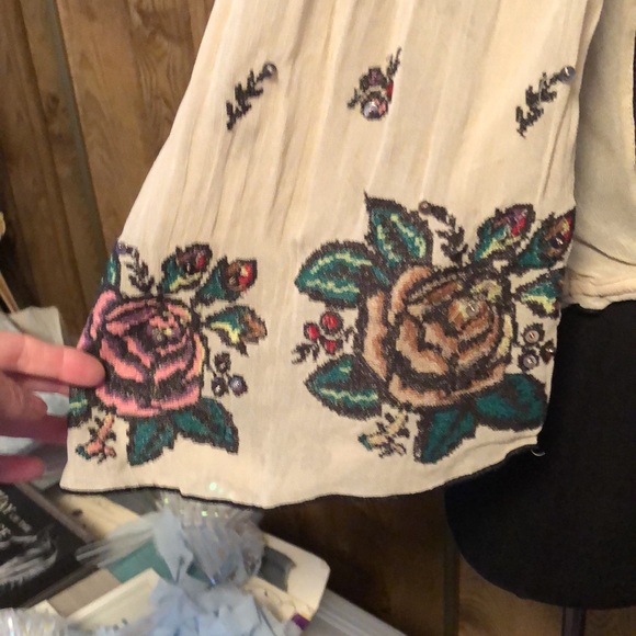 Beautiful FREE PEOPLE Women’s Blouse with Tassels & Sequins - Picture 6 of 17